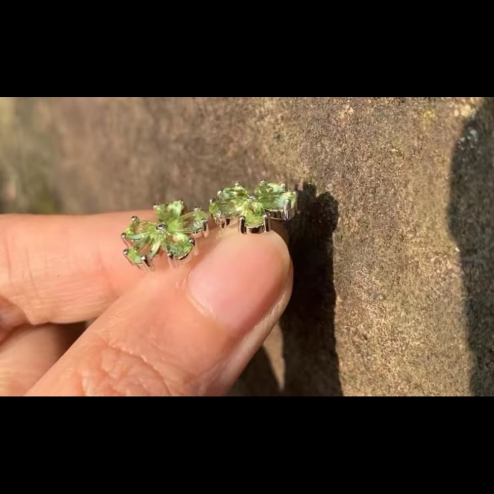 Natural peridot floral earrings on pure silver - Picture 5 of 10